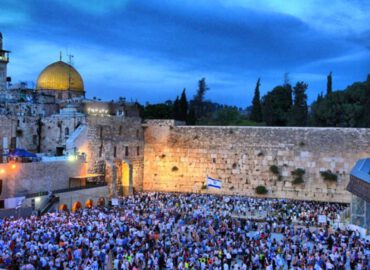 olc-crd-western-wall-crowded-with-people-noam-chen